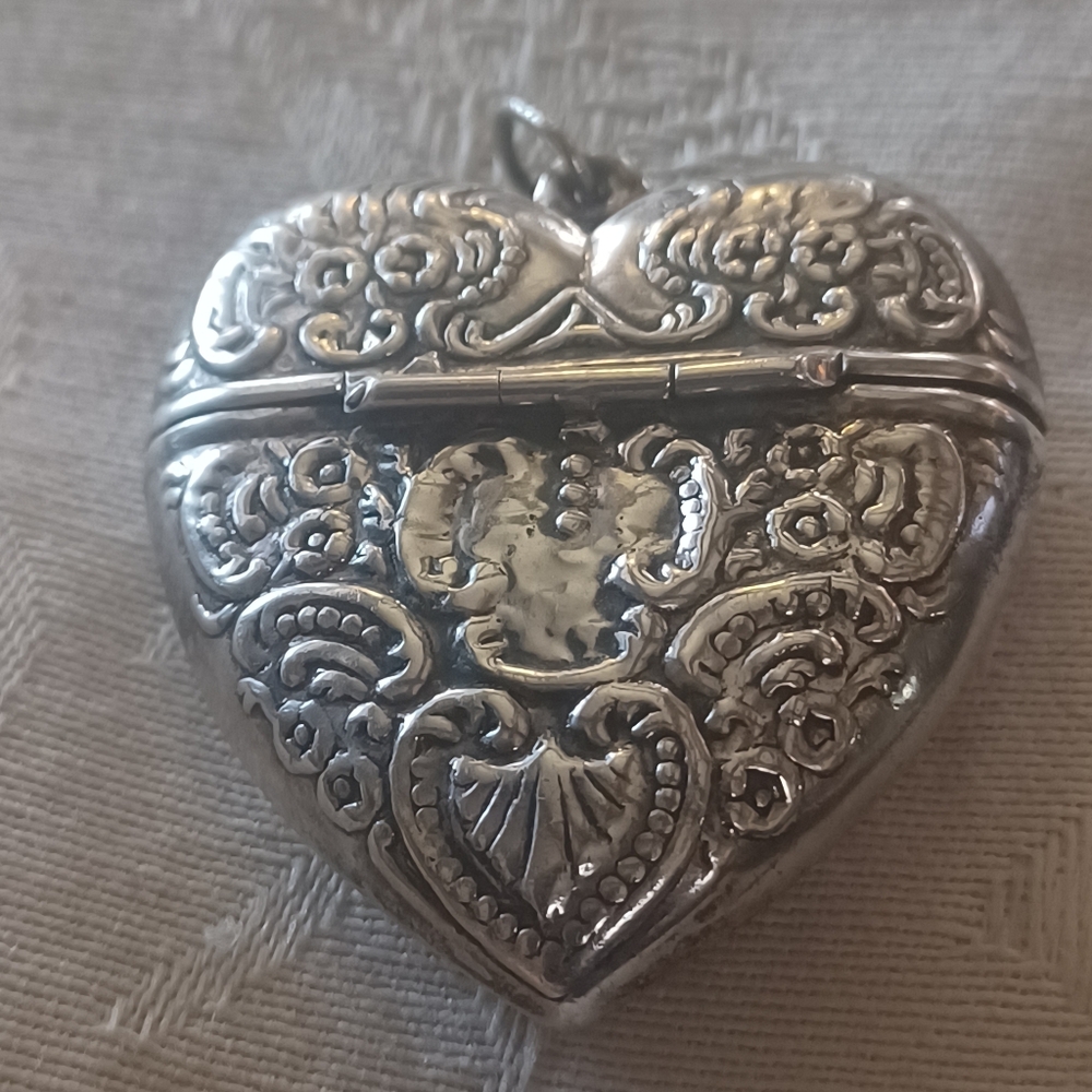 Vintage Heart Shaped Pill/Snuff Repousse Pendant, Sterling Silver - Picture 3 of 9